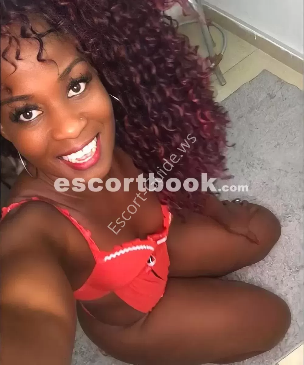 Carinemontero, Ebony