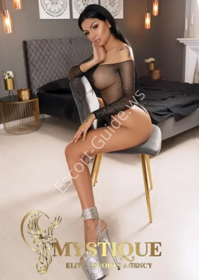 Adriana Mystique, Kaukasisch