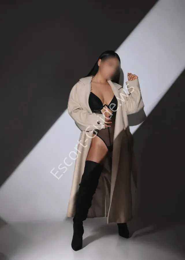 Naomy, Latina